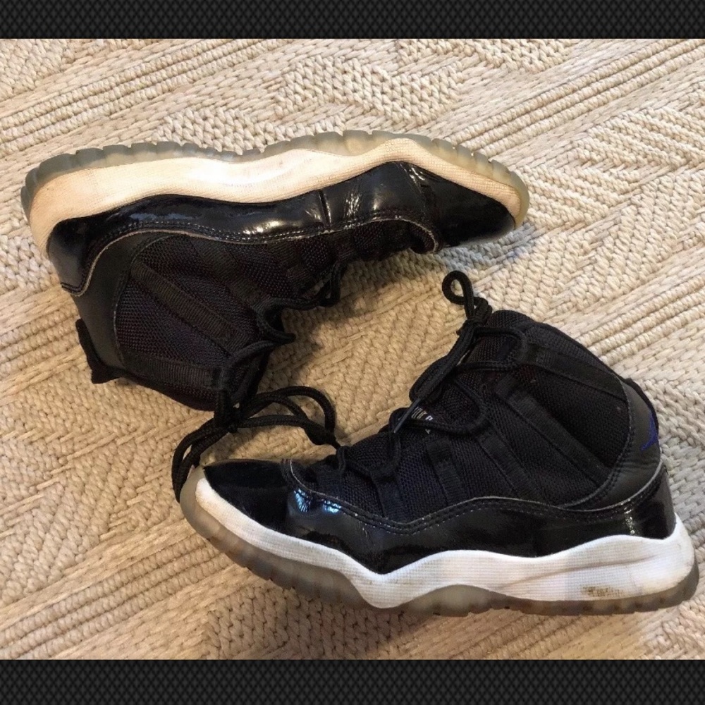 Air Jordan 11 Retro Black and White, Size 2 Kids